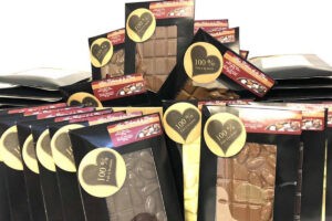 Read more about the article Don de 25 palettes de chocolat à La boîte à sourires